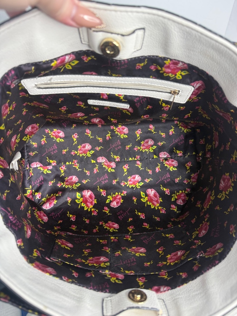 Betsey Johnson Black and white  Heart Bow Hand Bag/Purse Floral Lining - Hearts - Picture 9 of 12